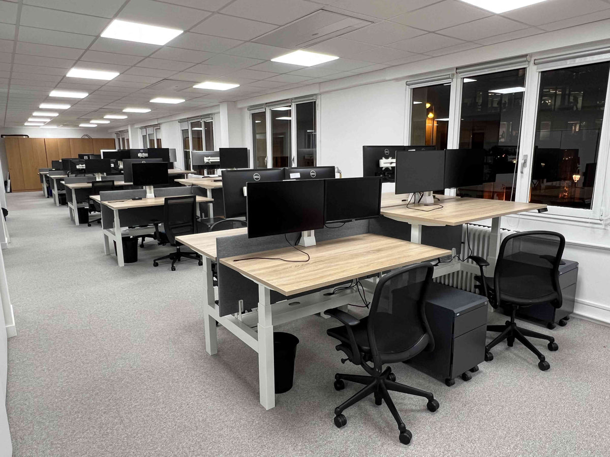 Aménagement de bureaux assis debout Up&Desk chez Groupe Expérience à Paris
